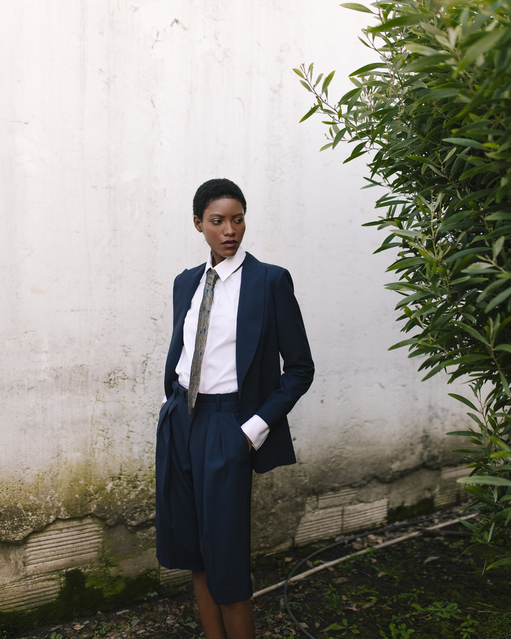 Camisa blanca ajustada de algodón con botones invisibles