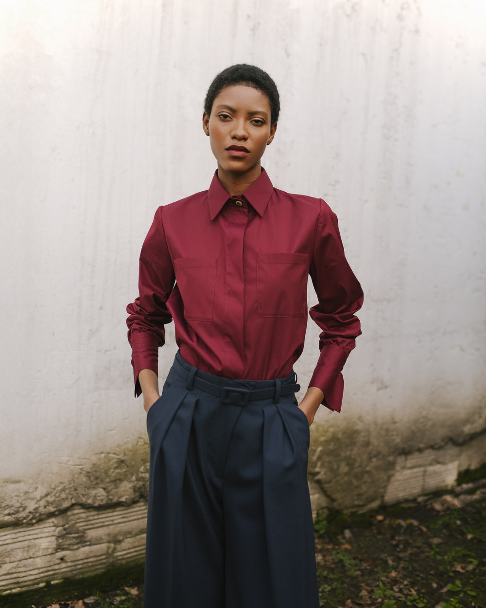 Camisa de sarga de algodón color vino oscuro